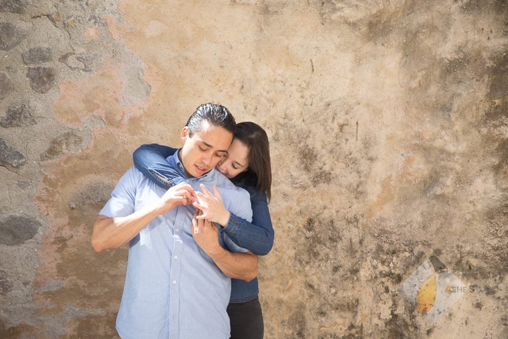 sesion de fotos profesional pareja tomada de las manos desierto de los leones