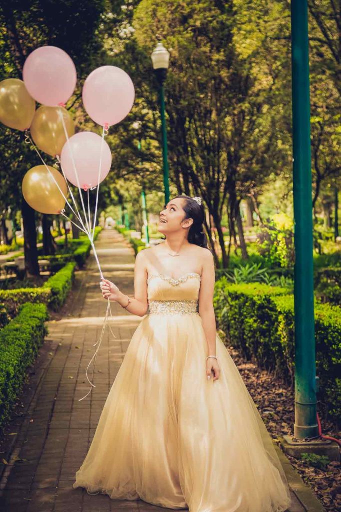 sesion de fotos xv años con globos en parque