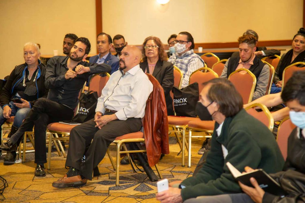 fotografía profesional para convenciones un grupo de personas sentadas en sillas en una conferencia.