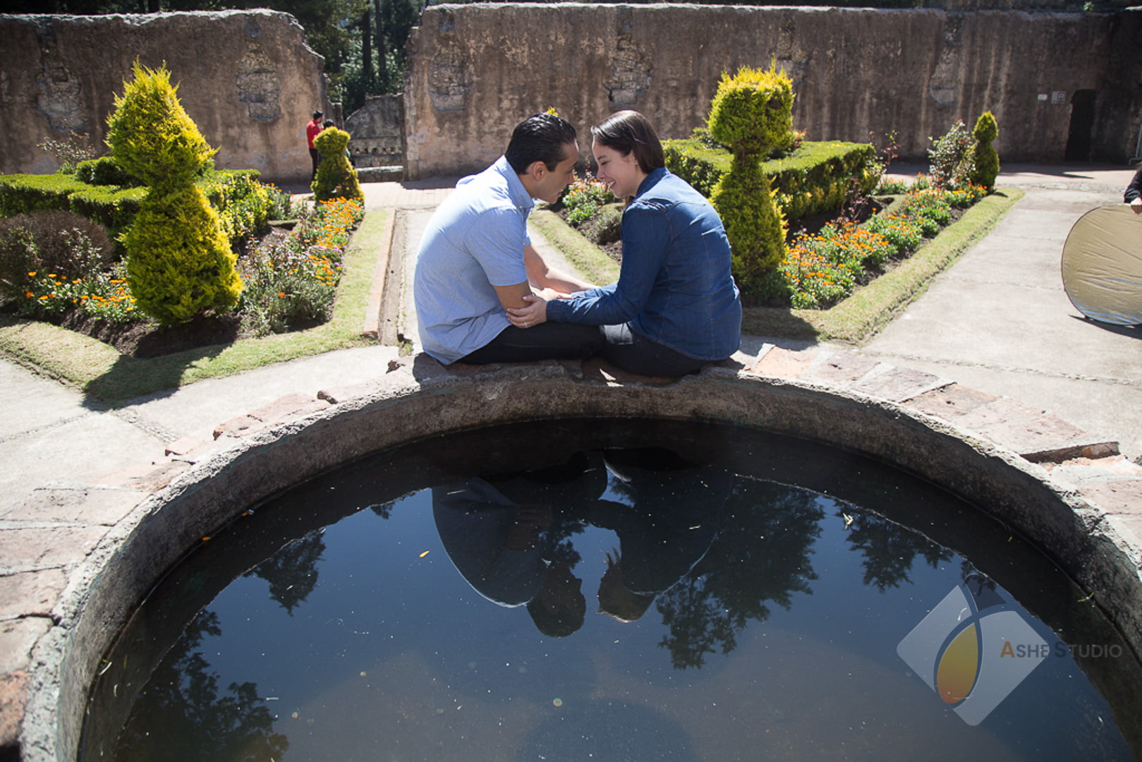 Preboda en Desierto de los Leones 18 sesion de fotos profesional pareja tomada de las manos desierto de los leones