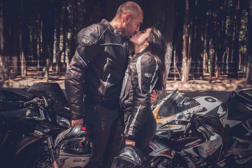 sesión de fotos de pareja en la marqueza estado de méxico- novios con moto