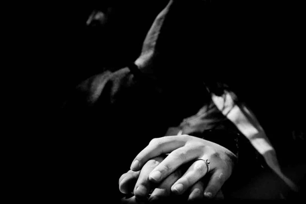 Sesiones Pre Boda 4 detalle de manos y anillo de compromiso en una sesión pre boda en la marquesa