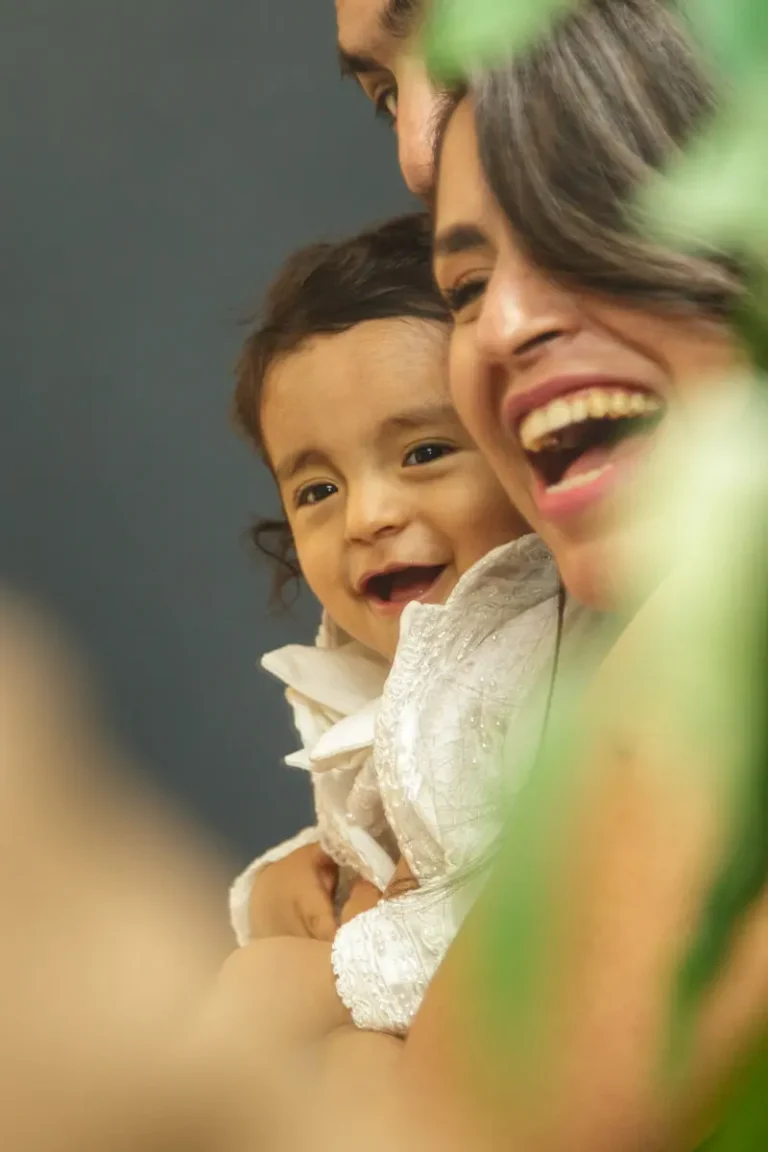 foto emotiva de bebe sonriendo en su bautizo fotografía profesional de bautizo méxico cdmx