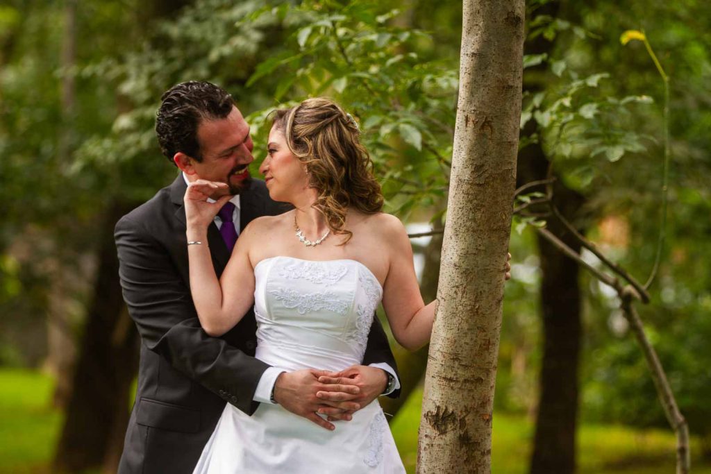 sesión fotográfica de boda fotos de novios en su boda pareja de recién casados